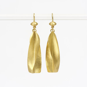 18 carat gold twisted crop eardrops with beads