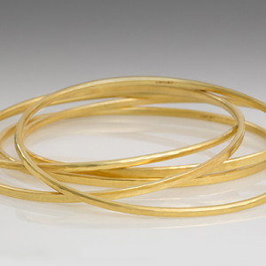 Five 18 ct gold hammered bangles