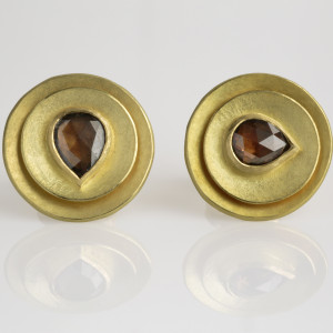 18 carat double round earstuds with cognac pear-shaped rose-cut diamonds