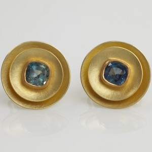 18 carat gold double circle earstuds with cushion-cut blue/green sapphires