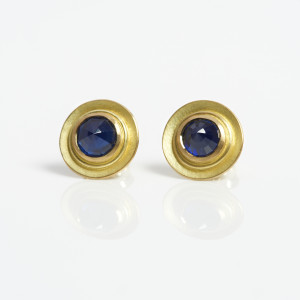 18 carat gold circular earstuds with pointed rose-cut dark sapphires