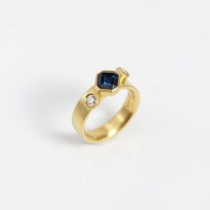 18 carat gold ring with emerald-cut sapphire and brilliant cut diamonds 18 carat gold ring with emerald-cut sapphire and brilliant cut diamonds