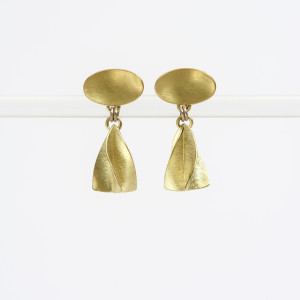 18 carat gold oval earstuds with short cropped twists