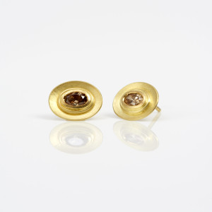 18 carat gold oval earstuds with facetted cognac diamonds