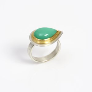 Silver triple shank ring with teardrop cabochon chrysoprase set in 18 carat gold Silver triple shank ring with teardrop cabochon chrysoprase set in 18 carat gold