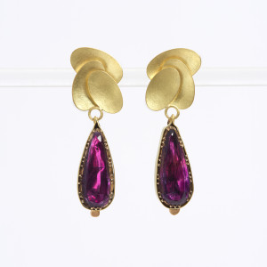 18 carat gold triple oval earstuds with antique foil-backed glass teardrop ‘amethysts’ 18 carat gold triple oval earstuds with antique foil-backed glass teardrop ‘amethysts’