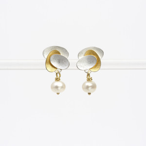 Triple oval earstuds in silver and 24 carat gold with round pearl drops