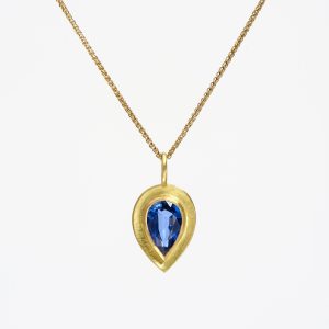 18 carat gold pendant with teardrop facetted kyanite 18 carat gold pendant with teardrop facetted kyanite