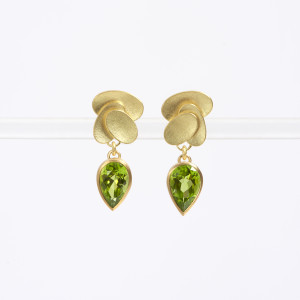 18 carat gold triple oval earstuds with teardrop facetted peridot drops